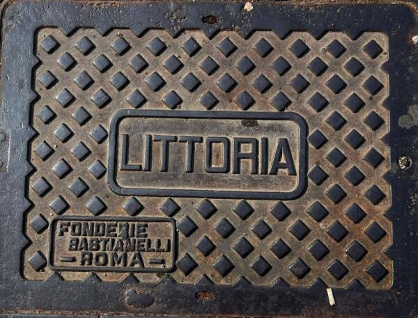 Latina - Tombini "Littoria" spariti dal parco, associazione Tor Tre Ponti: "La sindaca ci dica dove sono"