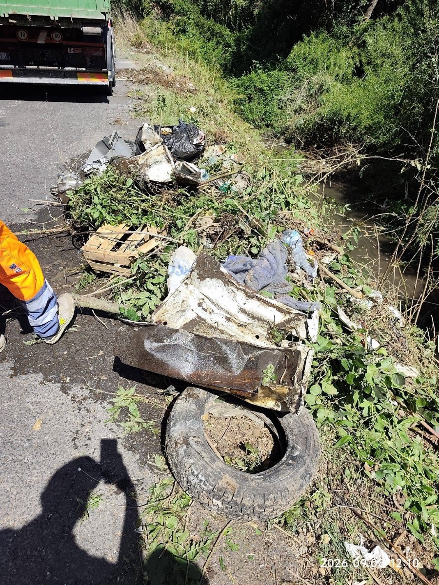 Aprilia_rifiuti presenti nell’alveo del fiume in via delle Folaghe
