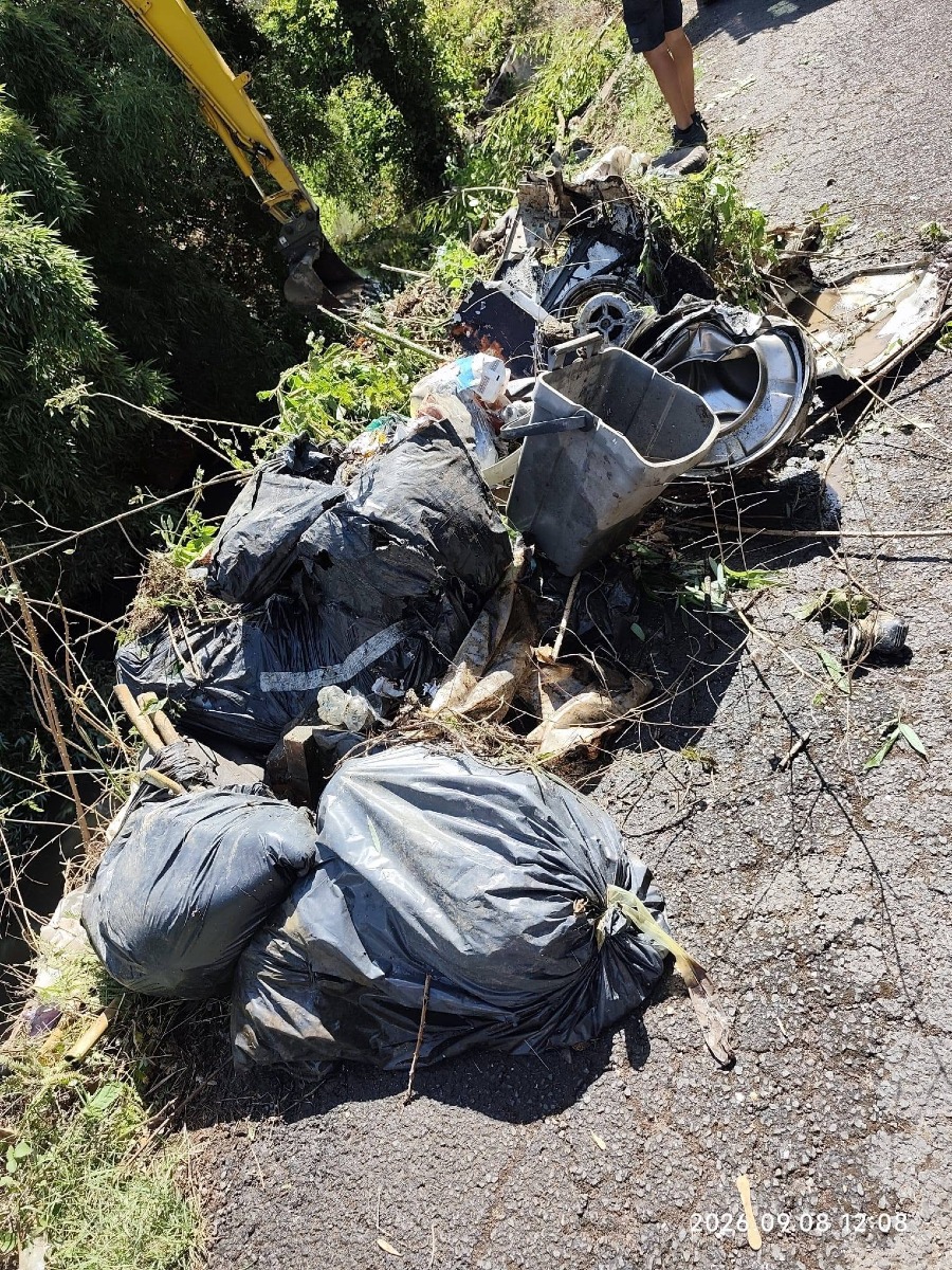 Aprilia_rifiuti presenti nell’alveo del fiume in via delle Folaghe