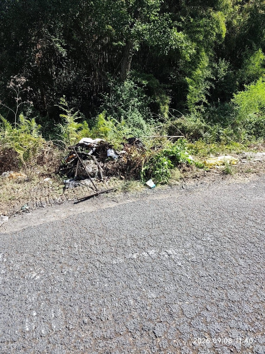 Aprilia_rifiuti presenti nell’alveo del fiume in via delle Folaghe