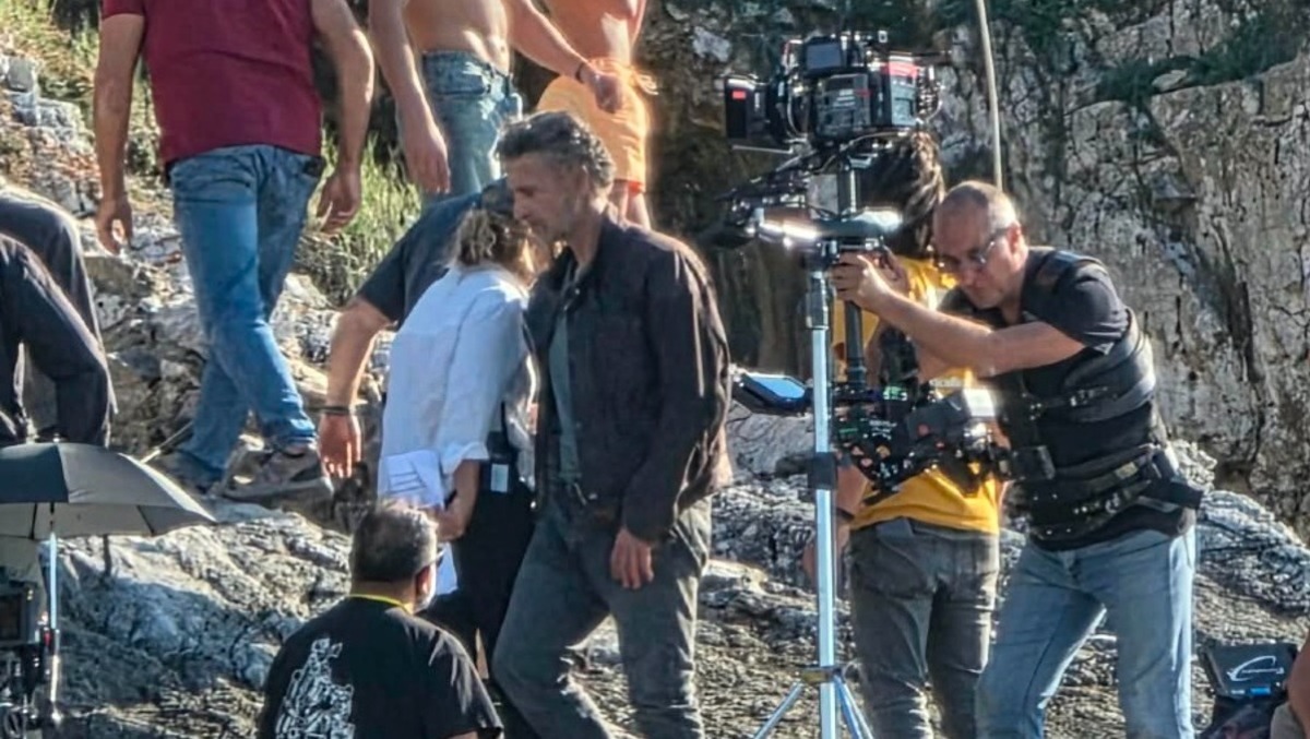 Raoul Bova torna sul set a Sabaudia: al via le riprese della serie Mediaset “Il Confine”. Le immagini. - 