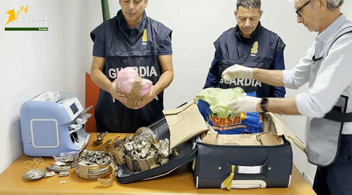 Bloccato a Fiumicino con 28 chili di argento: viaggiatore denunciato dalla Finanza per ricettazione. - 