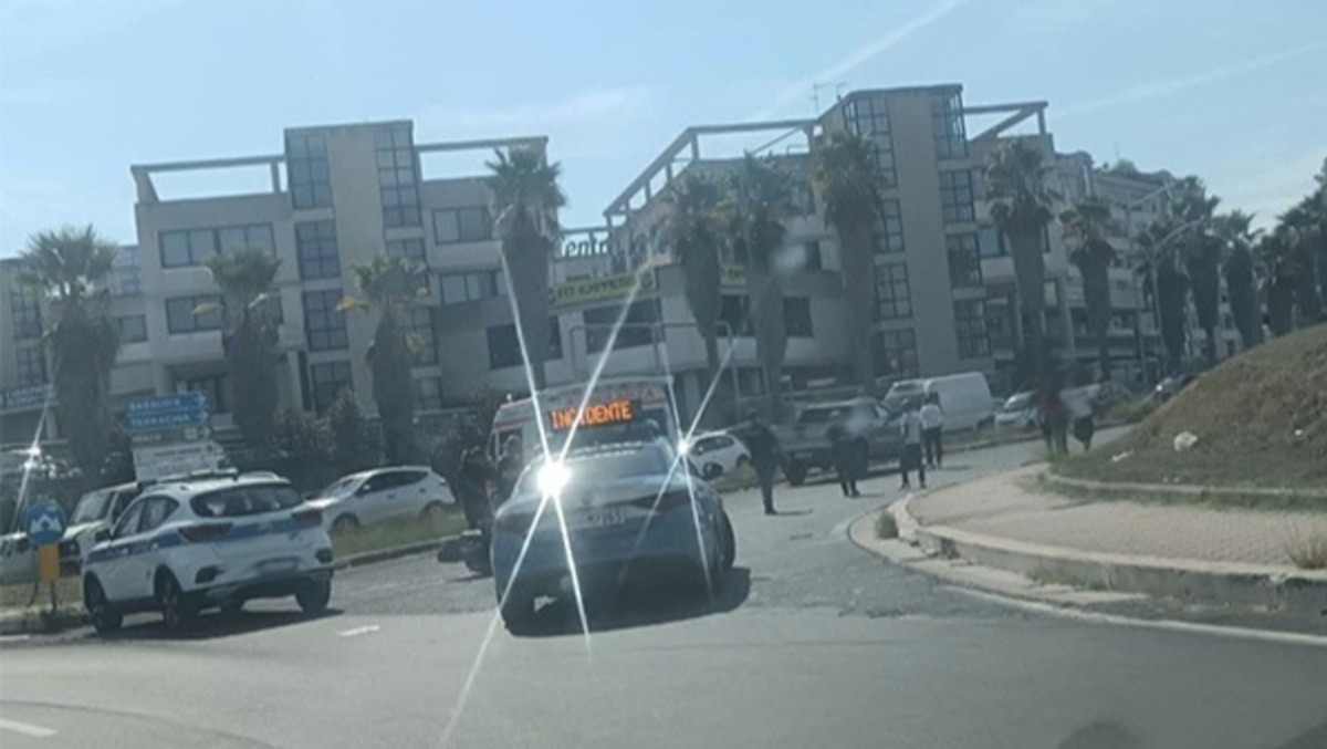 Incidente alla rotonda di Viale Le Corbusier, a Latina: chiusa una corsia e traffico deviato. - 