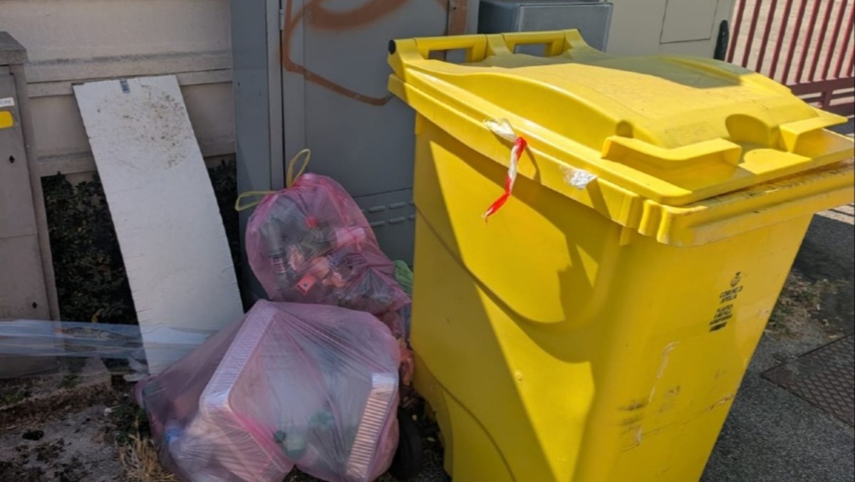 Negozianti di Aprilia sul piede di guerra per i mancati ritiri dei rifiuti in pieno centro. - 