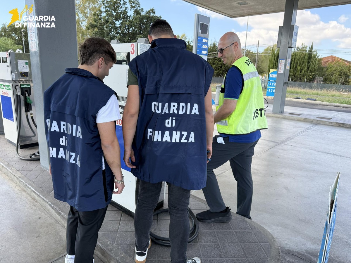 Frode sui carburanti: la Guardia di Finanza di Latina sequestra oltre 16.000 litri di gasolio "tagliato" - 