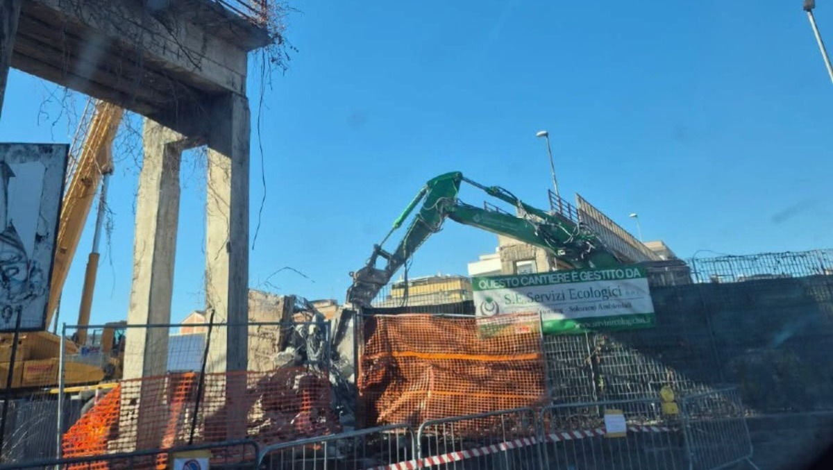 Abbattimento del cavalcavia, stop ai treni tra Nettuno e Marechiaro - 