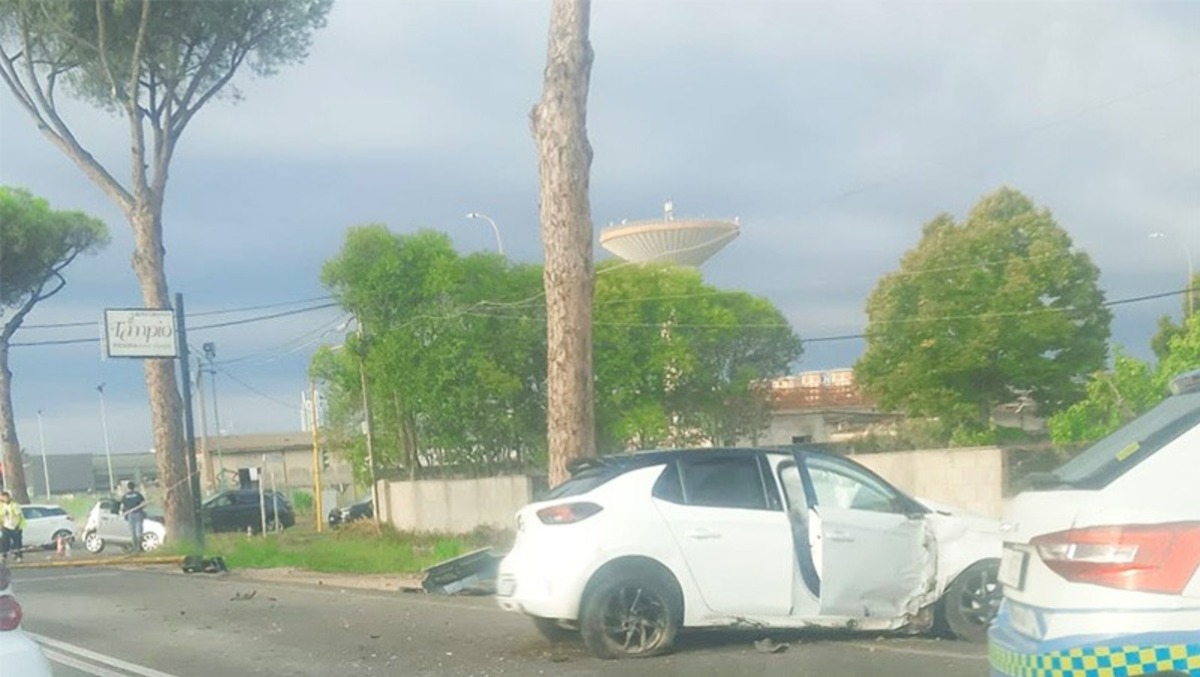 Latina, notte di paura in via Epitaffio: scontro violento tra auto e minicar, 5 feriti gravi. - 