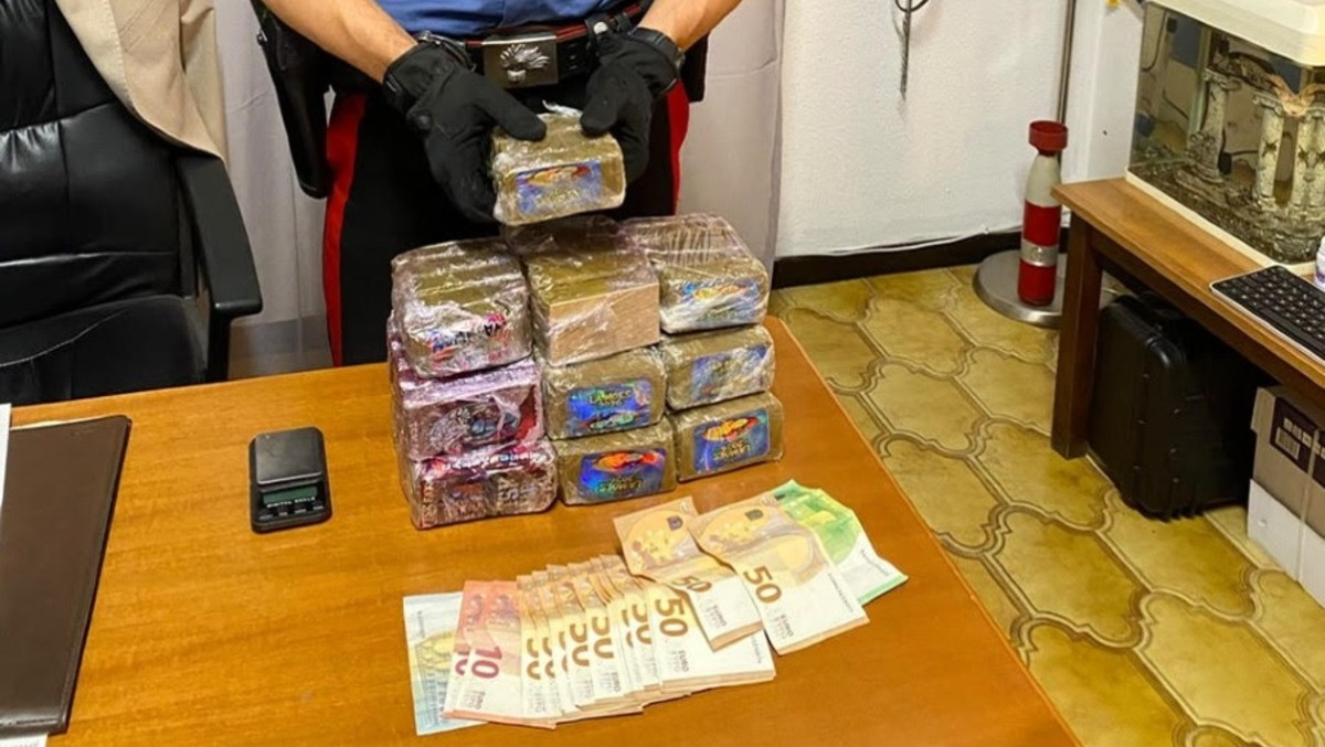 Ardea, sotto il sedile dell’auto 49 panetti di droga: coppia in manette, lei in stato di gravidanza. - 