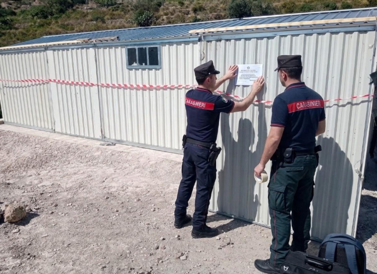 Ponza - Abuso edilizio in area protetta, i carabinieri sequestrano manufatto - 