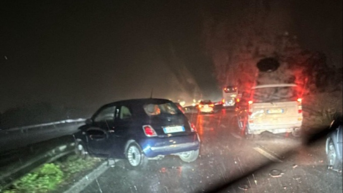 OItre 5 Km di coda sulla Pontina, per un incidente a Castel Romano. - da "Via Pontina S.S.148"