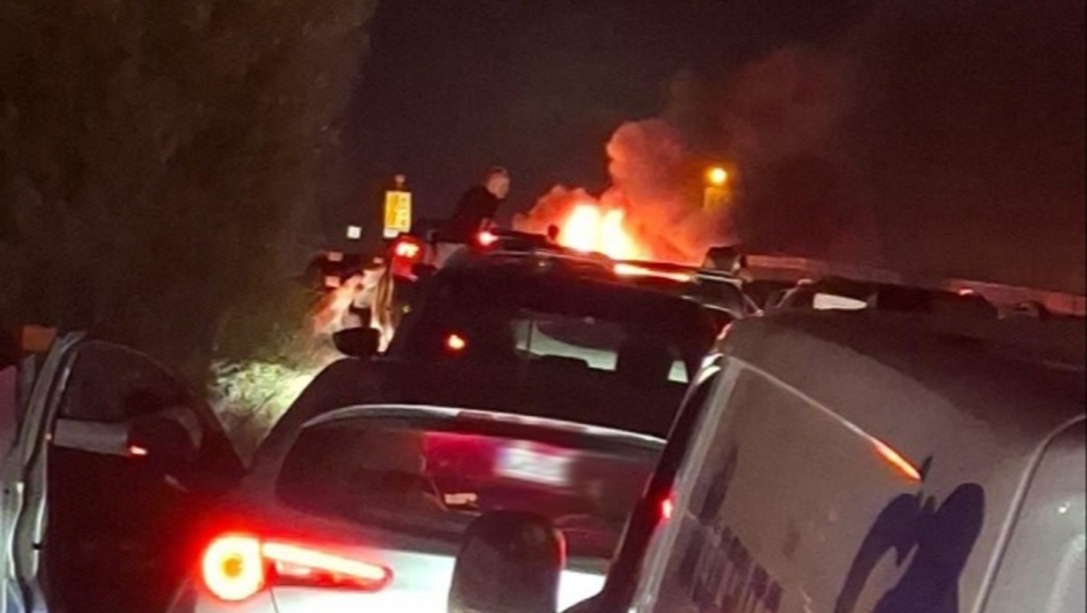 Mezzo in fiamme sulla Pontina, traffico bloccato per oltre un'ora. - da Via Pontina S.S.148