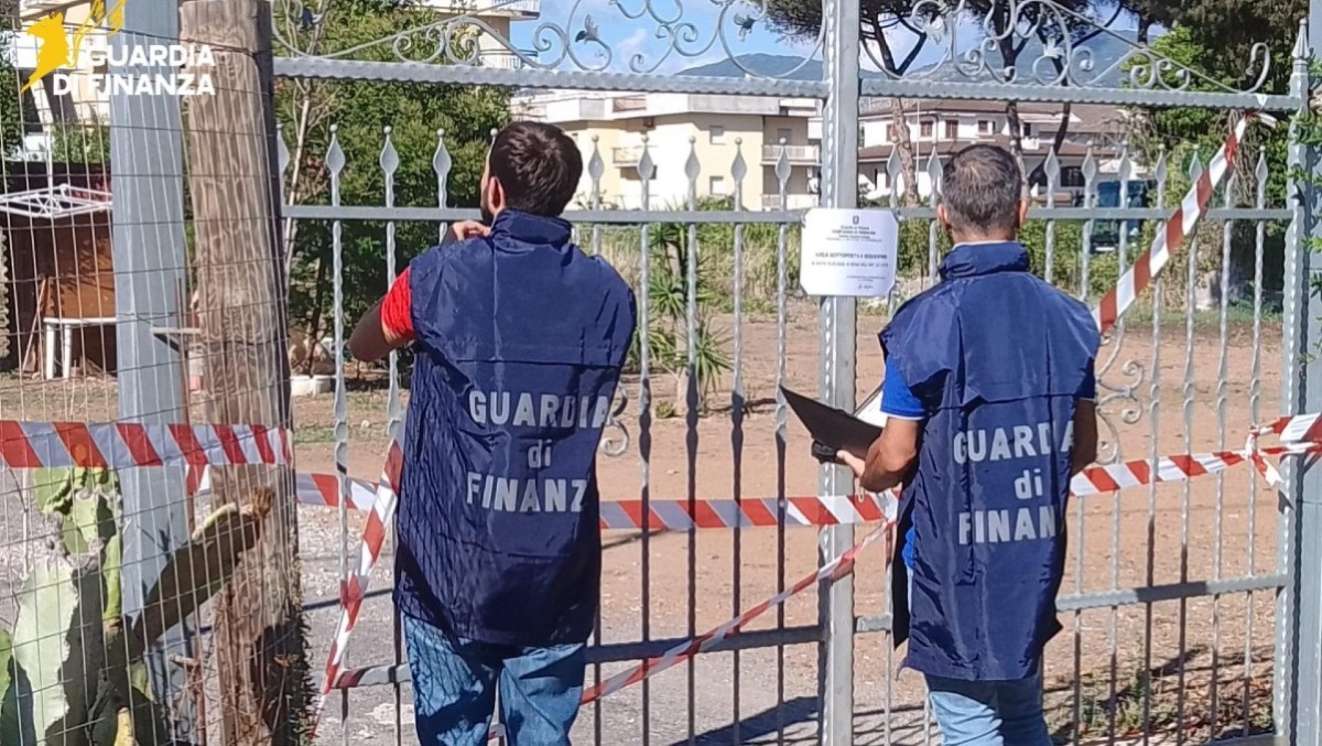 Parcheggio abusivo per i traghetti di Ponza: la Finanza sequestra a Terracina un’area protetta. - 