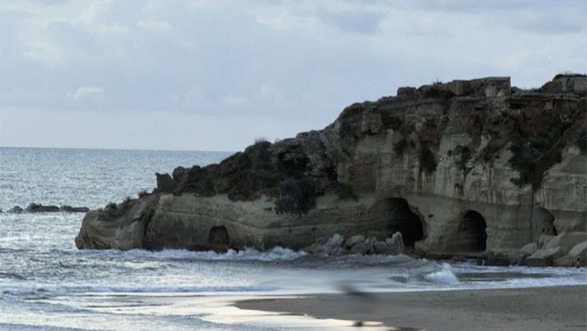 ANZIO - Crolla la falesia del Turcotto, l'Arco Muto spazzato via dalle onde. - 