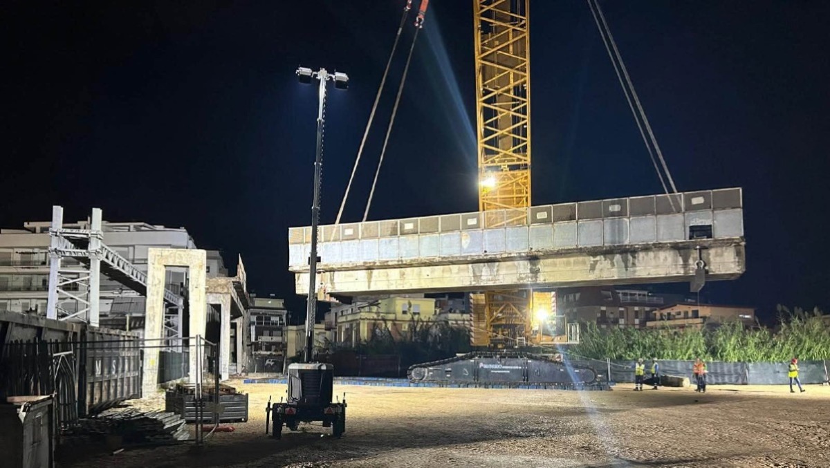 Nettuno, al via nella notte le operazioni di rimozione del cavalcaferrovia della stazione. - 