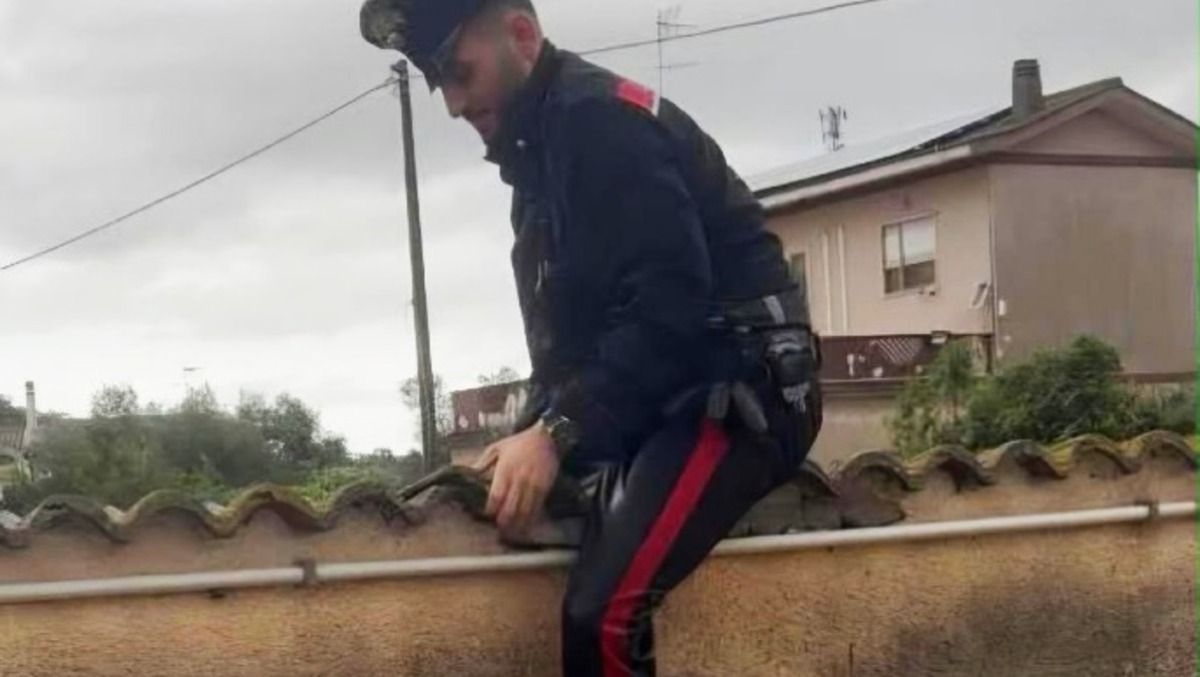 Nettuno, casa allagata in via Poli: i Carabinieri scavalcano la recinzione e salvano due persone disabili. - 