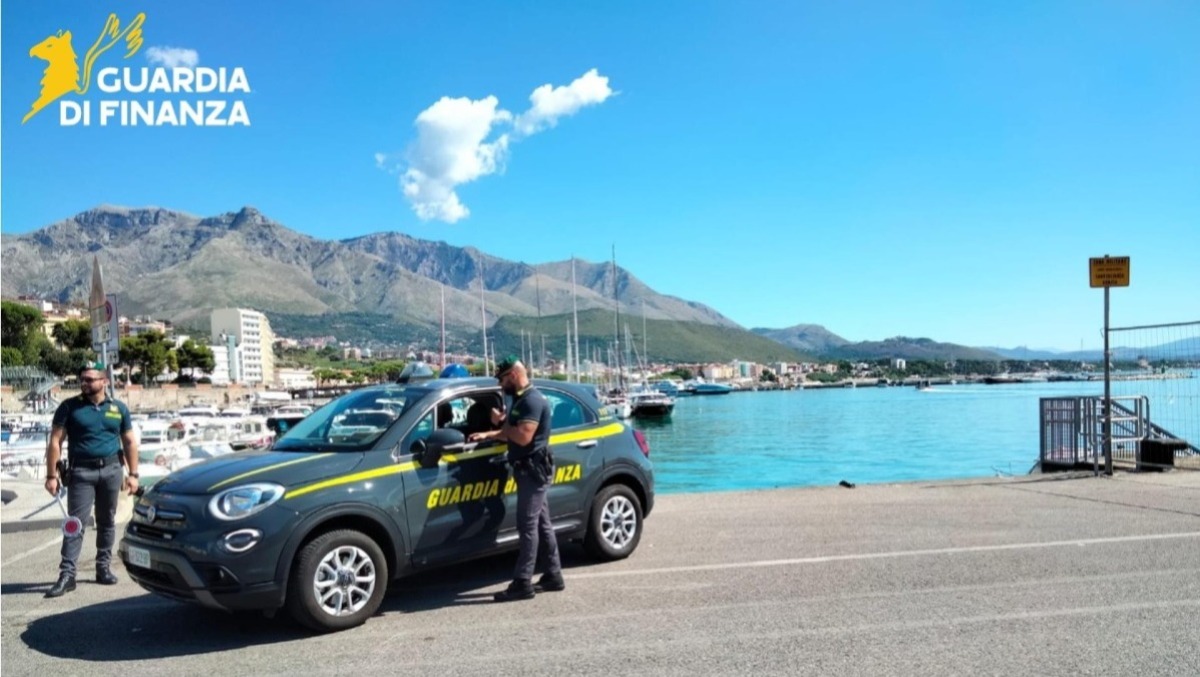 Blitz della Finanza a Formia: droga al porto, lavoratori in nero e controlli ai distributori. - 