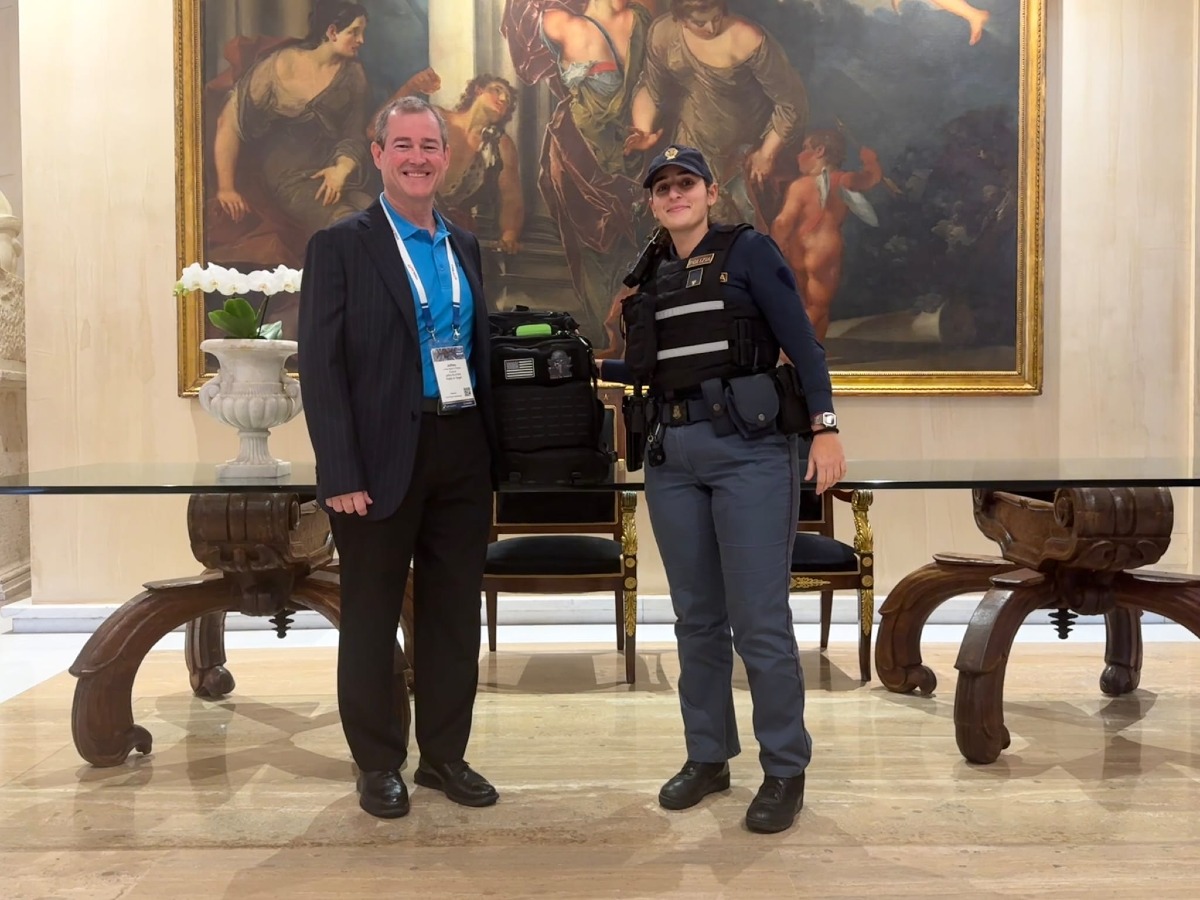 Lascia lo zaino sul taxi, un'agente di Polizia rintraccia turista americano - 