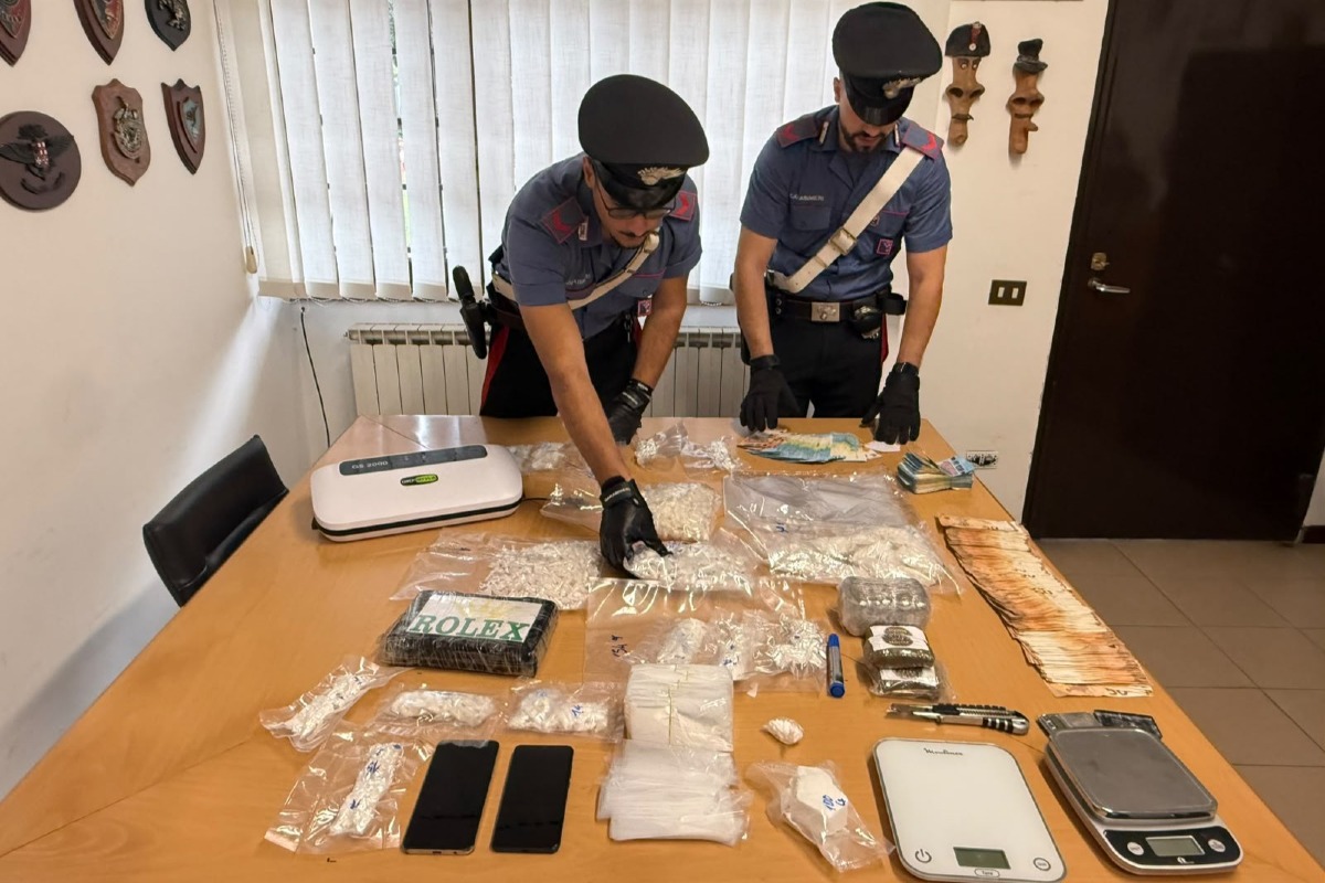Oltre 3 chili di droga e 20mila euro in contanti, i carabinieri di Pomezia arrestano 2 uomini - 