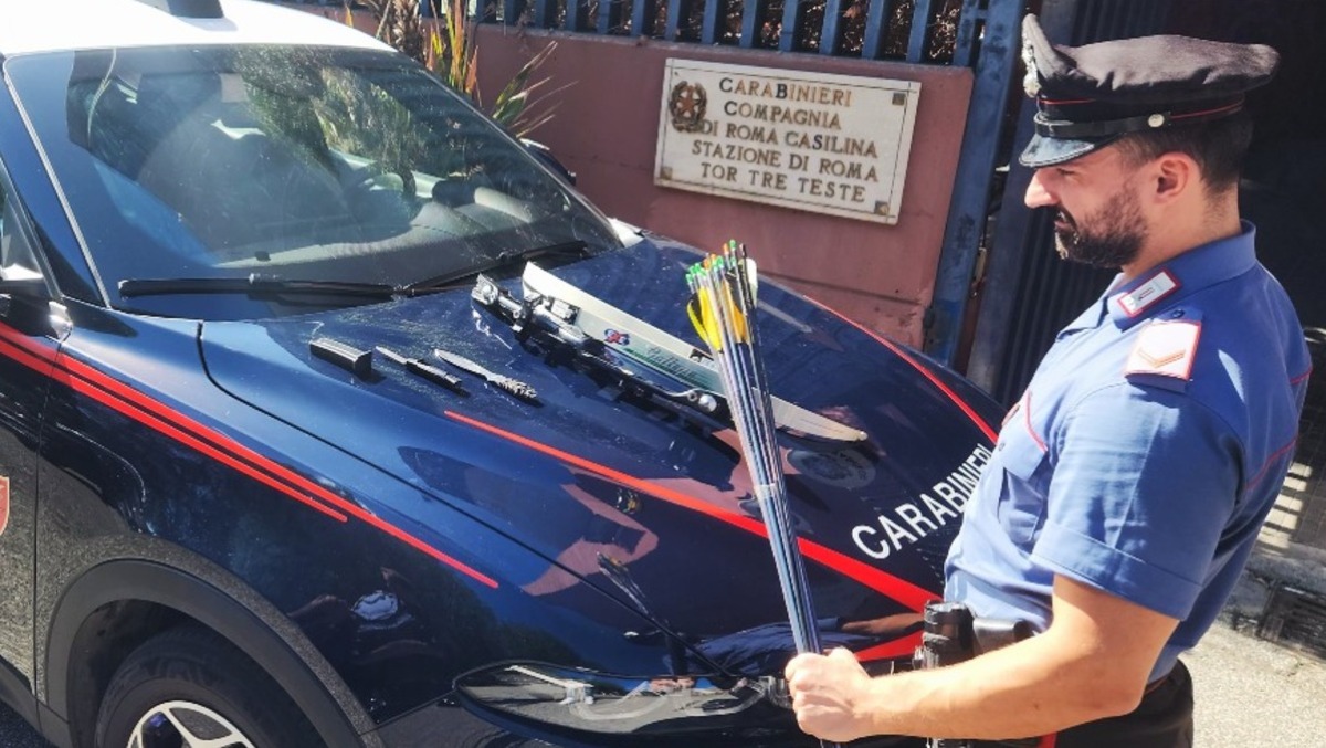 Si barrica in casa e minaccia i Carabinieri con arco e frecce. - 