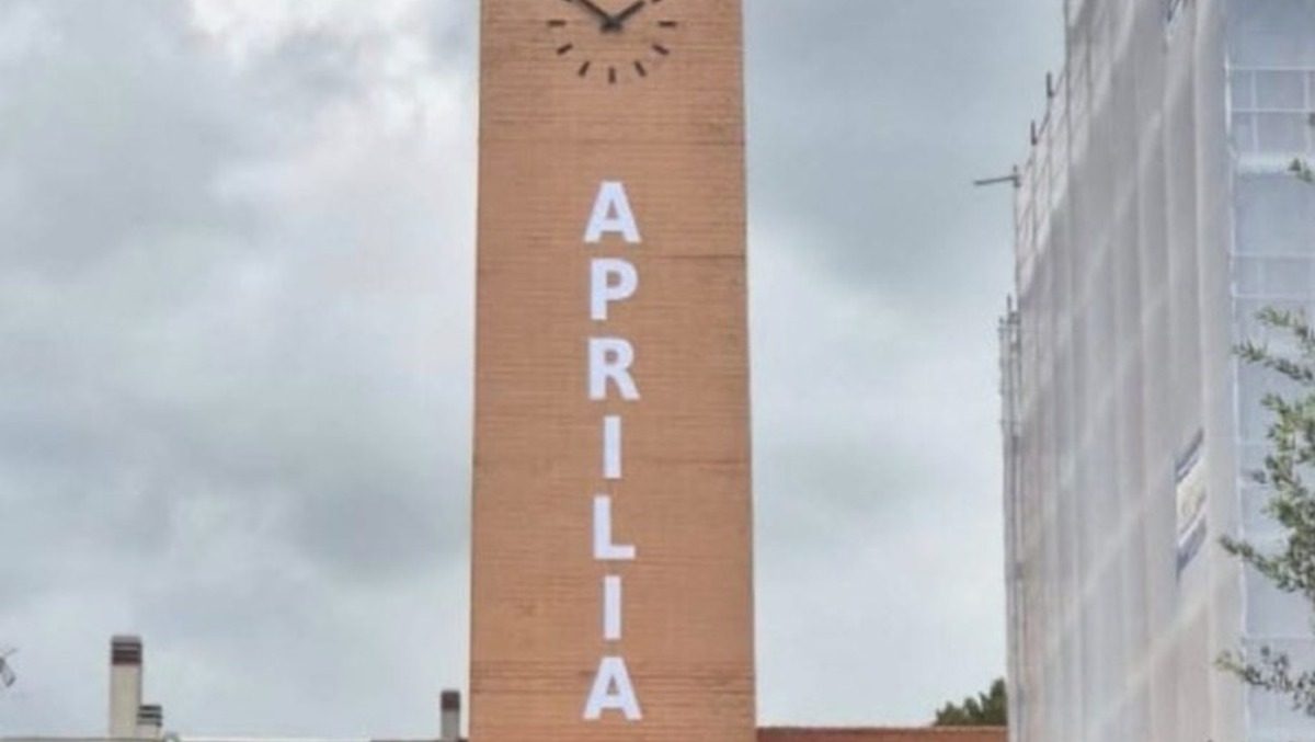 Aprilia, habemus neon...ancora per poco. Ore contate per la scritta sul campanile che ha diviso la città (o quasi) - 