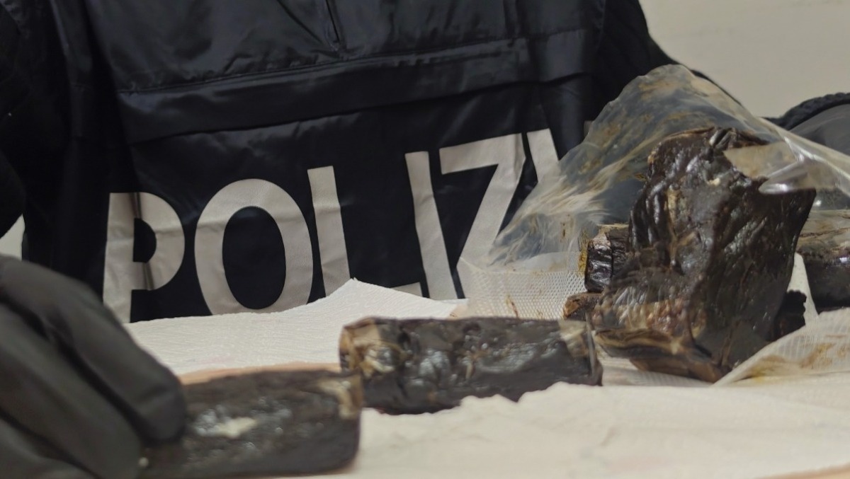Droga nel frigo e ordini via chat: 7 pusher arrestati in flagranza dalla Questura di Roma. - 
