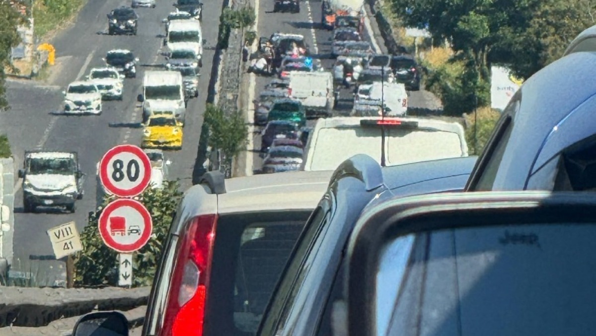 Pontina, risolto l’incidente a Pomezia, restano code. Auto in panne altezza Laurentina.  - foto dalla pagina Facebook "Via Pontina S.S.148"