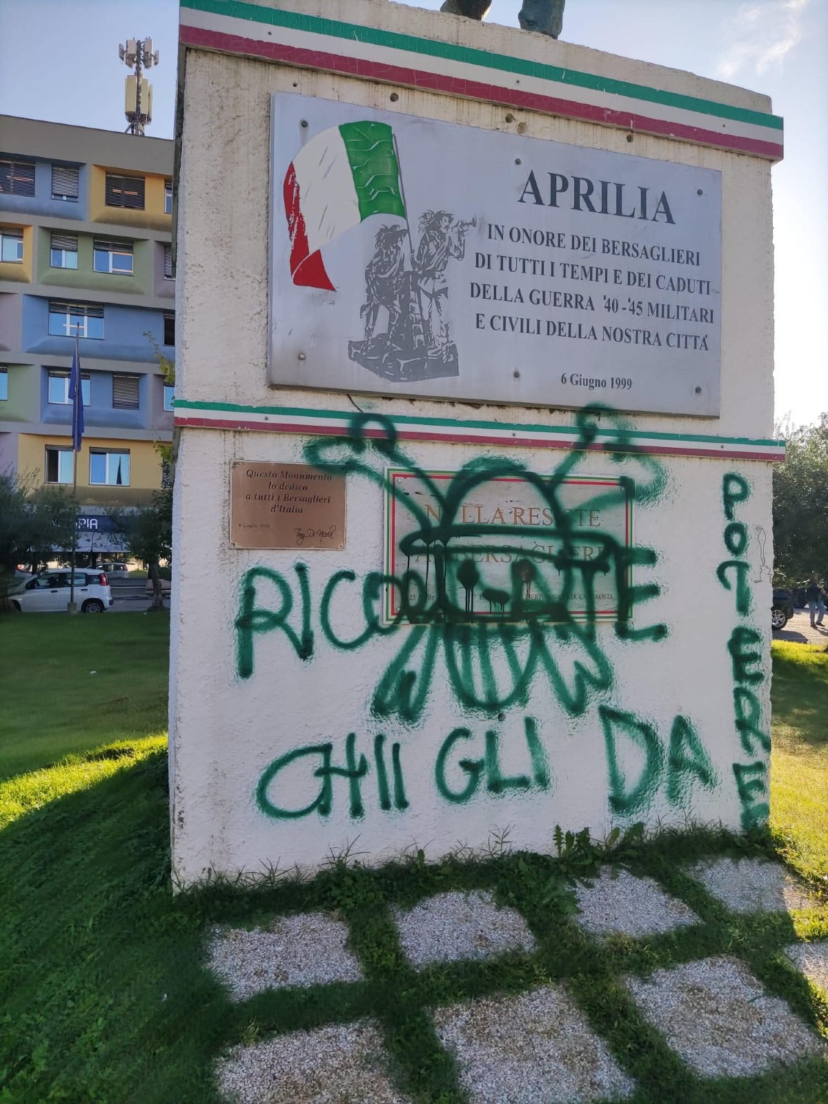 Aprilia - Vandali in azione nella notte, imbrattati il Monumento ai Bersaglieri e il sagrato di San Michele - 