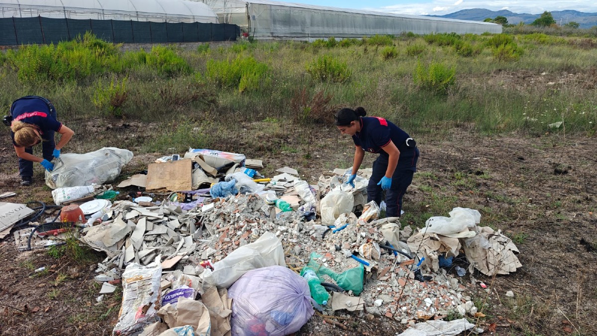 Sud pontino - Abbandona rifiuti, incastrato dalle piastrelle della sua azienda: denunciato - 