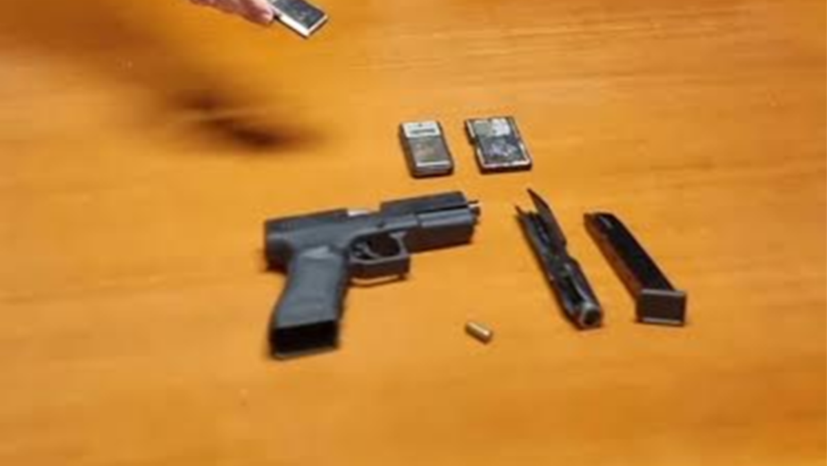 Con una pistola clandestina e parti di auto rubate: 45enne di Sonnino in arresto - 