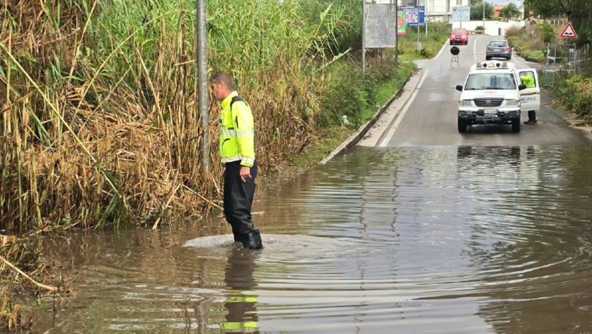 Anzio, chiusa via dell’Armellino per allagamenti. Tracimato il fosso di via della Cannuccia. - 