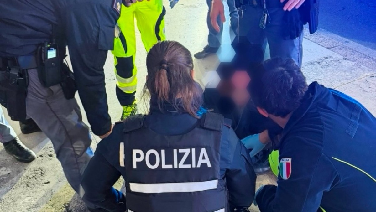 Tenta il gesto estremo da un ponte a Roma: la Polizia lo afferra e lo mette in salvo. - 