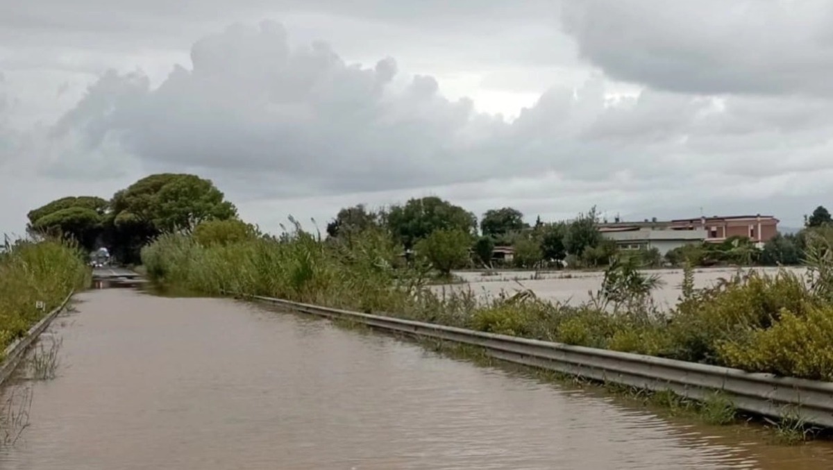  Terracina, Statale Appia chiusa per allagamenti. - Chiusura dell'Appia a Terracina (foto della pagina Facebook "Sei di Terracina se.")
