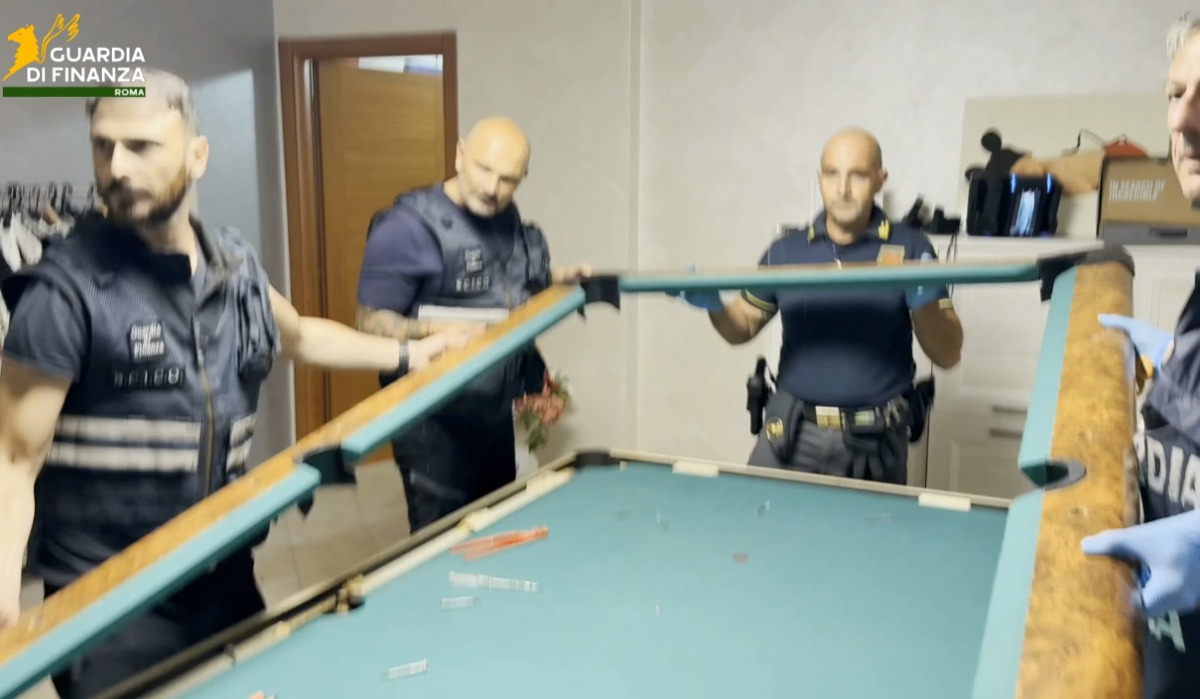 Frodi fiscali, maxi operazione della Finanza di Nettuno: indagati in 48. Gioielli ritrovati nel biliardo