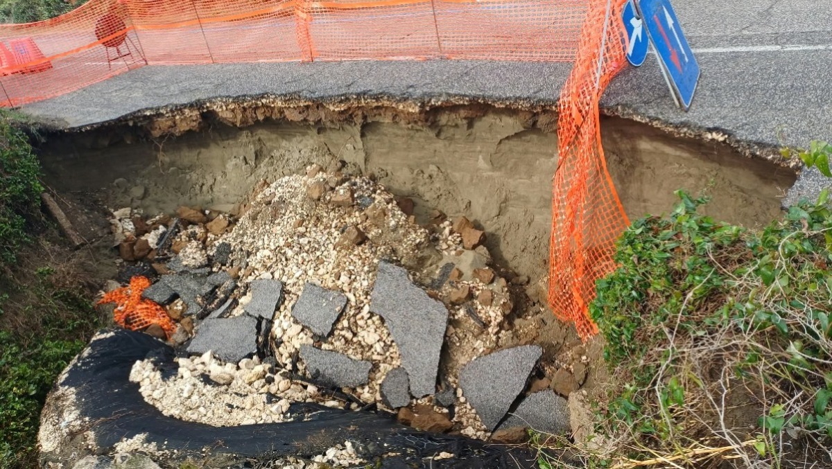 Latina, frana sul lungomare: chiusa la strada tra Rio Martino e Capoportiere. - 