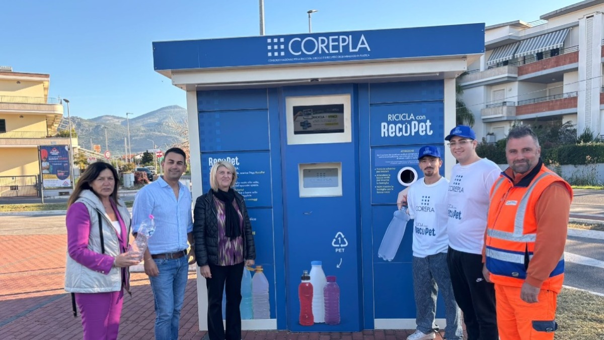 A Sermoneta arriva la prima “mangiaplastica": bottiglie in cambio di punti e premi. - 