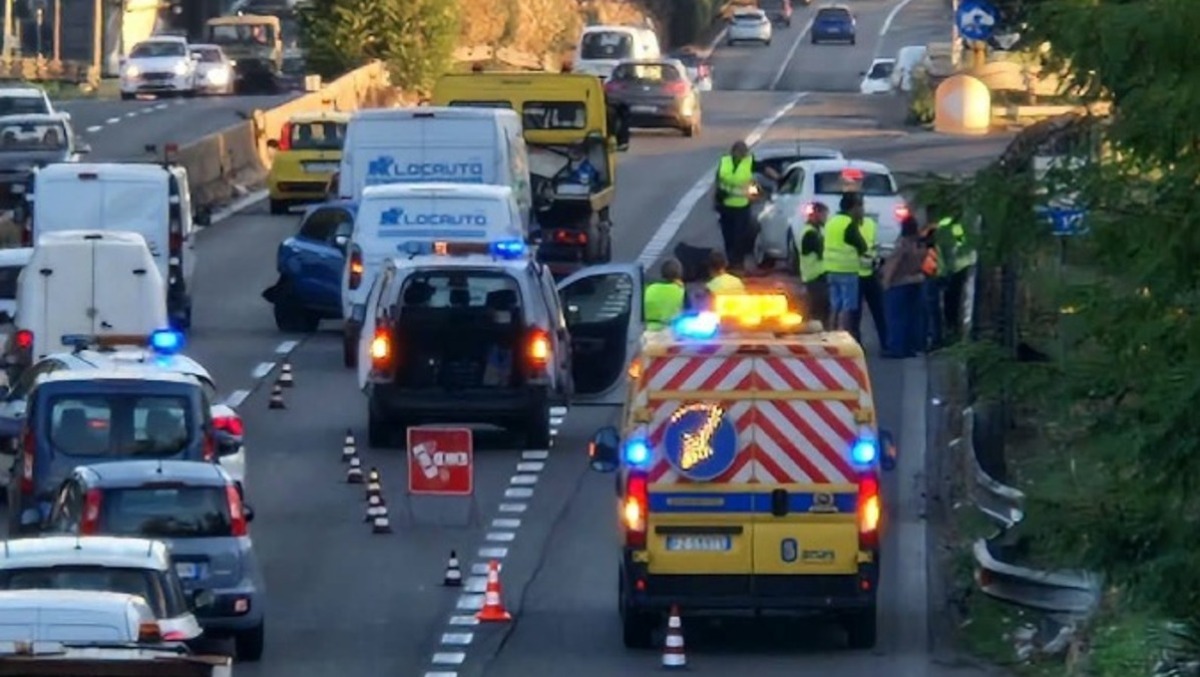 Traffico intenso sulla Pontina per il rientro. Code in entrambe le direzioni.