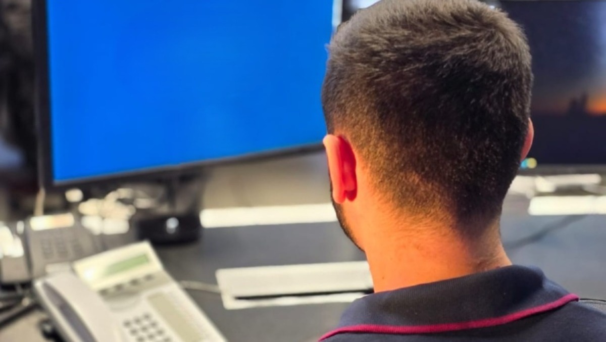 Propaganda d’odio sul web e armi in camera: blitz della Digos di Roma e Polizia Postale in casa di un minorenne. - 