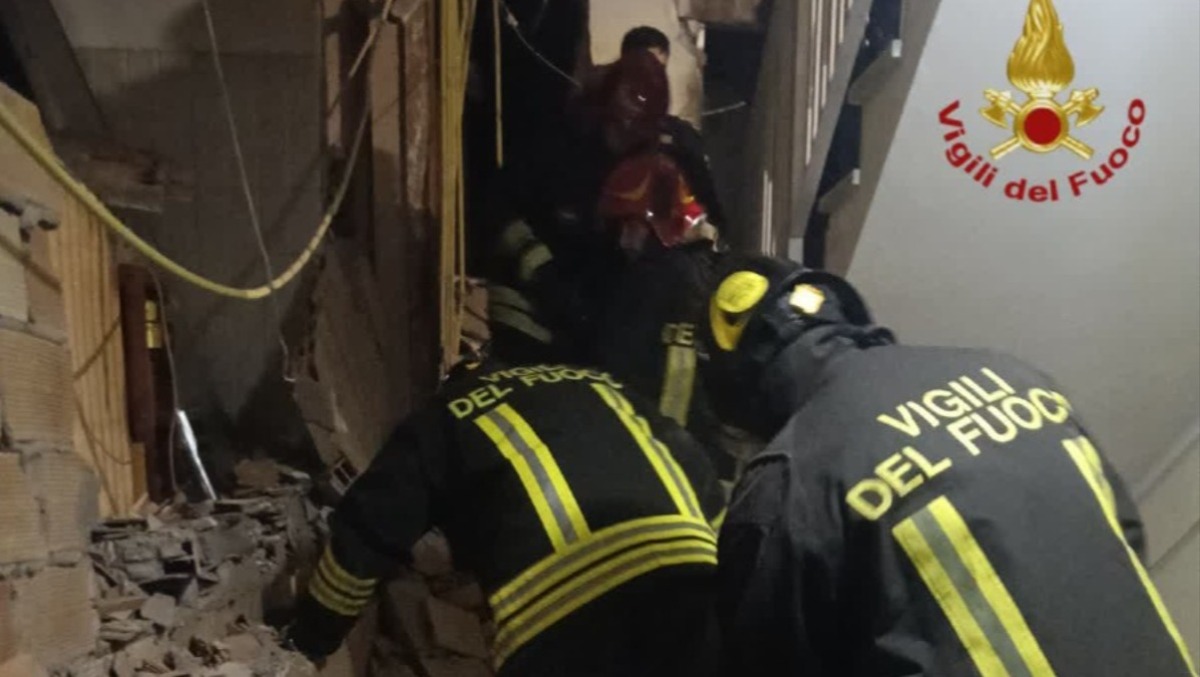 Esplosione nella notte in una palazzina ad Ostia: un ferito ed 11 famiglie evacuate. - 