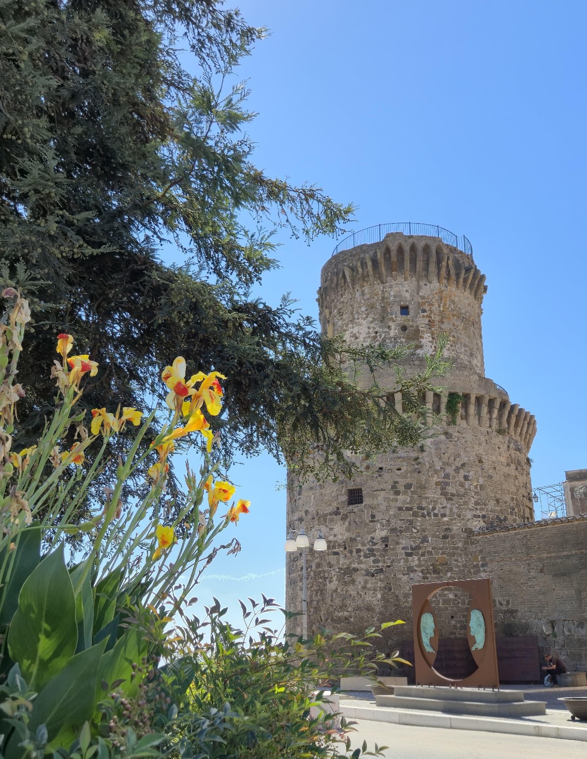 Il Lazio diventa un videogioco e a Lanuvio la villa storica è avvolta dalle fiamme - 