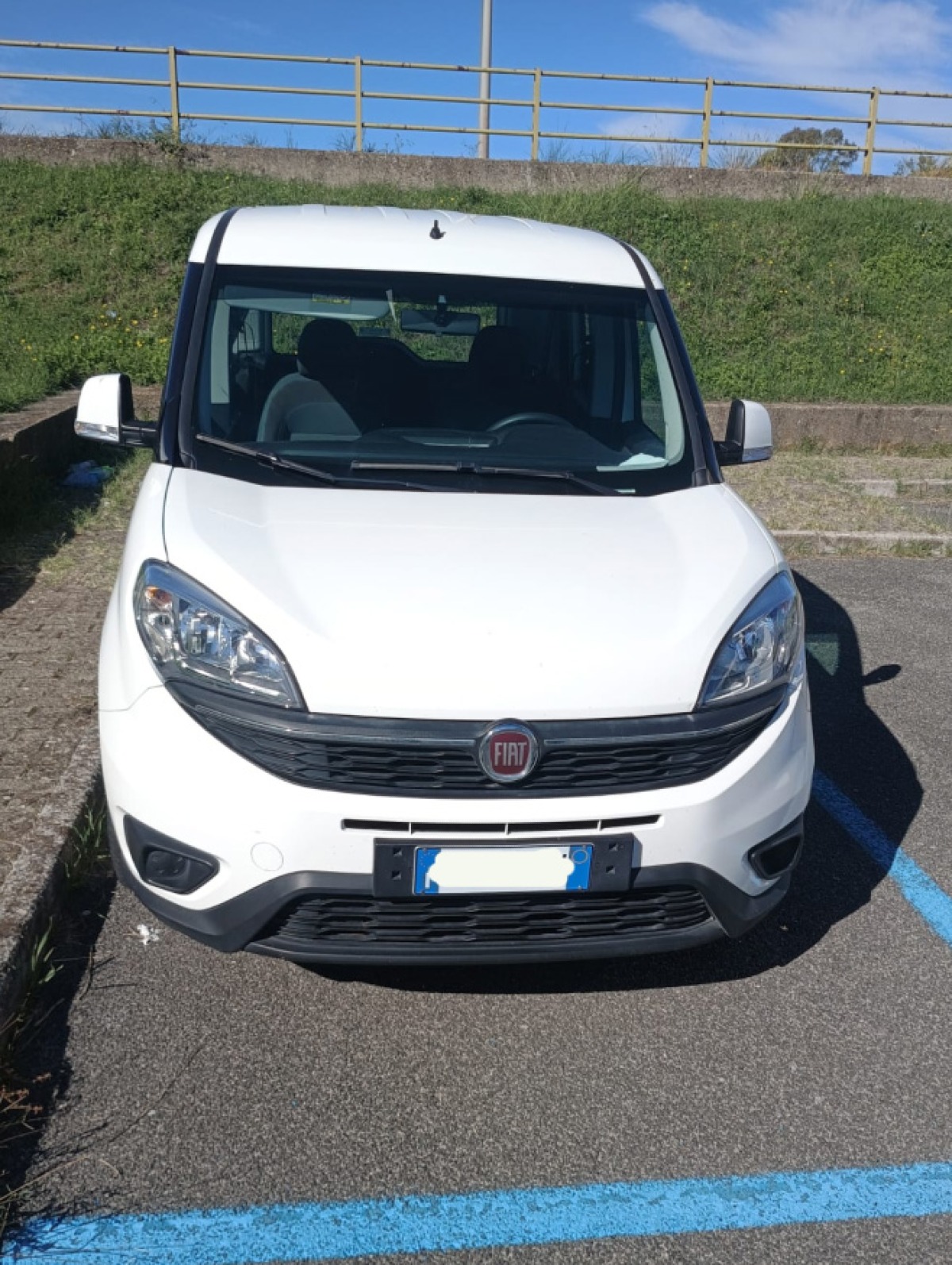 Aprilia - Fiat Doblò rubato e con targa camuffata lasciato alla stazione di Campoleone - 