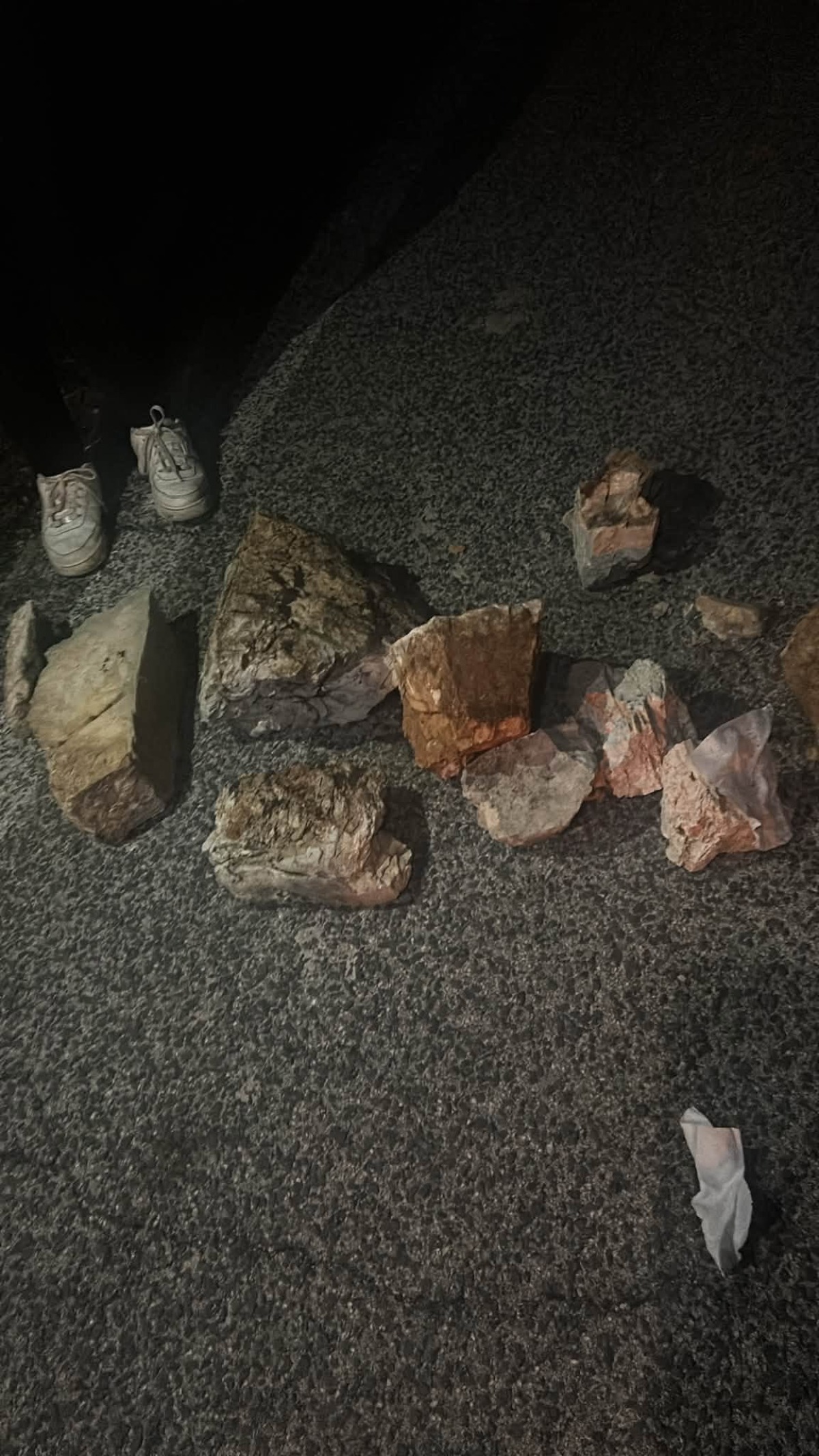 Roccasecca, sassi ed escrementi in mezzo alla strada. La sindaca Petroni: "Non è una bravata, gesto studiato" - sassi a Roccasecca
