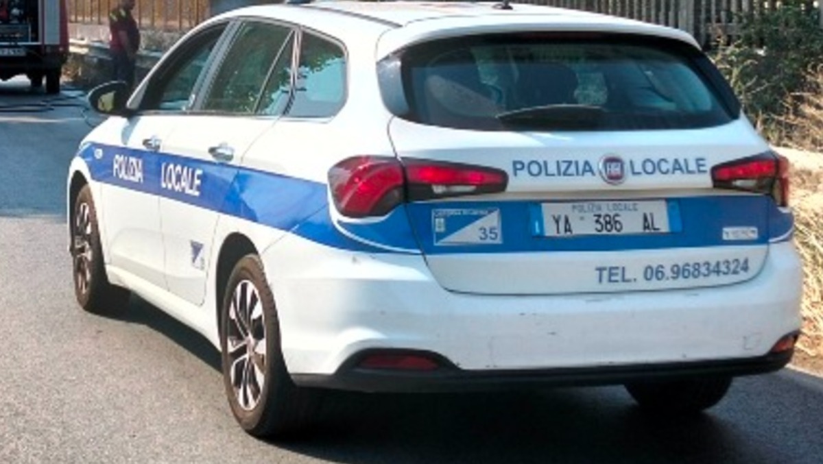 Bimba di un anno lasciata sola in casa a Cisterna, salvata dalla polizia locale - 