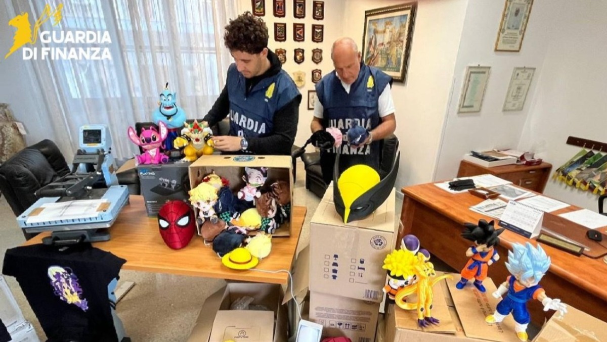 Latina, maxi sequestro da 4,6 milioni di articoli contraffatti: dalle sigarette elettroniche ai brand di lusso. 28 denunciati. 