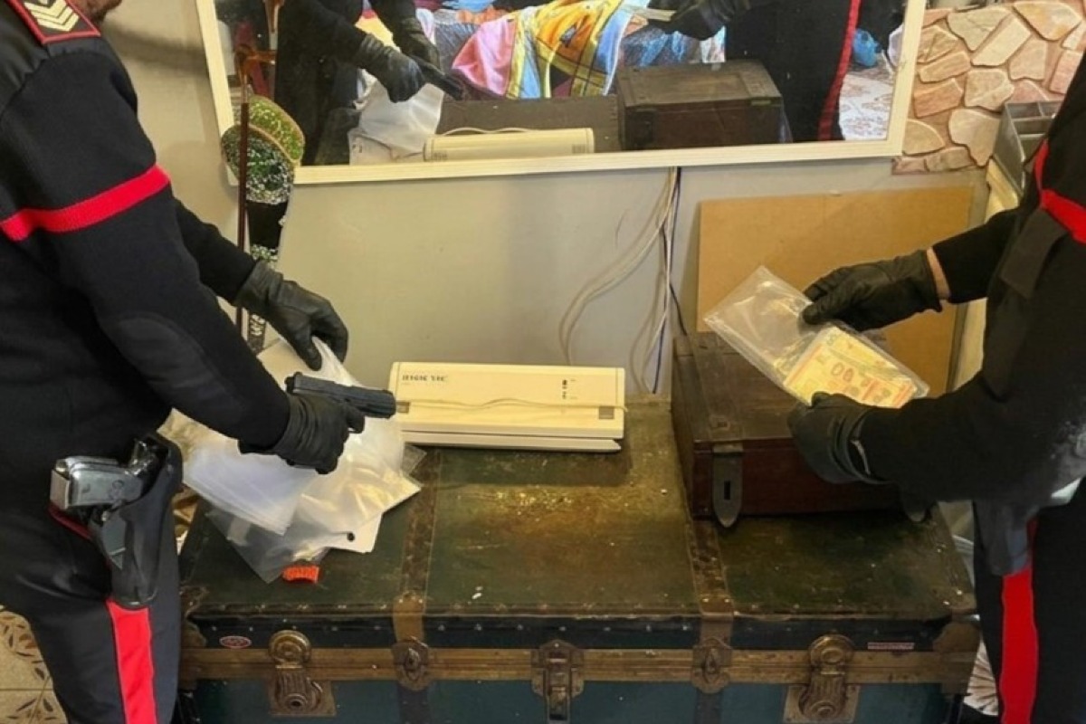 In giro a Ciampino con una pistola scenica per spaventare i passanti, arrestato  - 