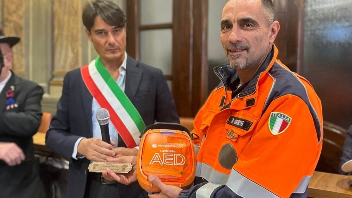 Albano, dai Bersaglieri un defibrillatore in dono alla Protezione Civile comunale. - 