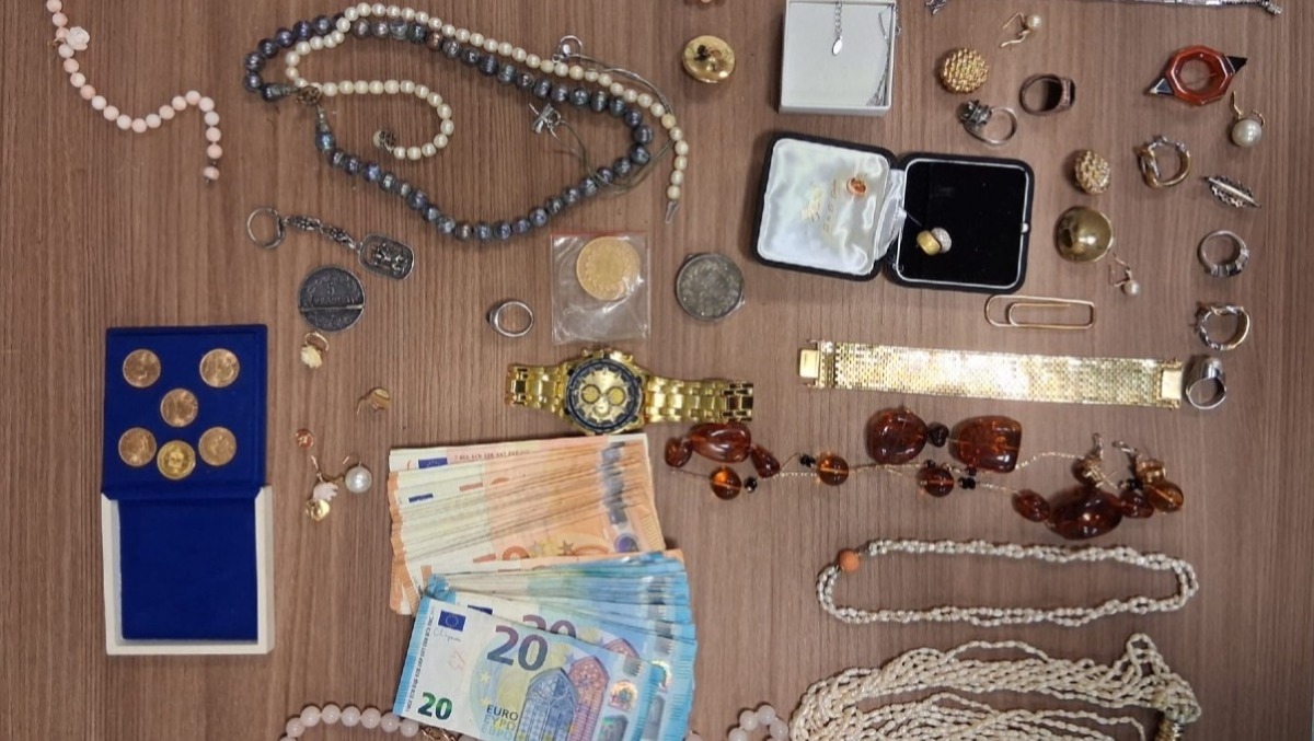 Truffano un'anziana di Sperlonga e fuggono contromano: arrestati con 40mila euro di preziosi. - 