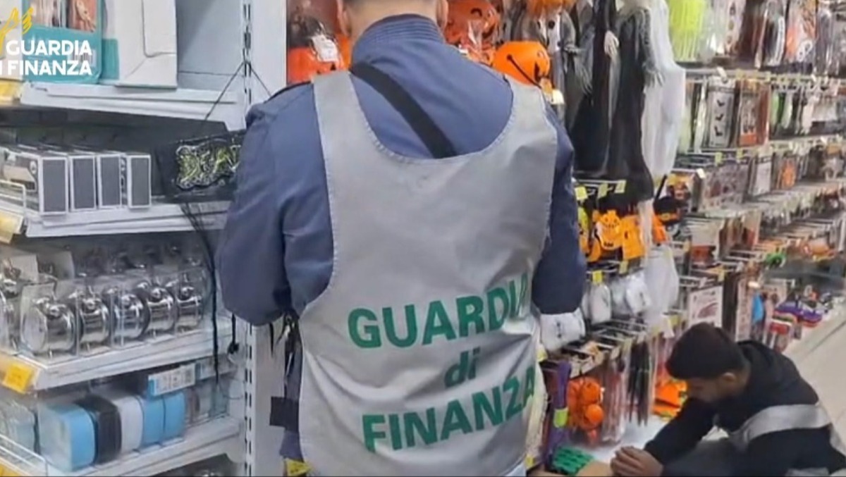 Blitz della Finanza di Latina per Halloween: sequestrati 3.000 articoli non a norma.