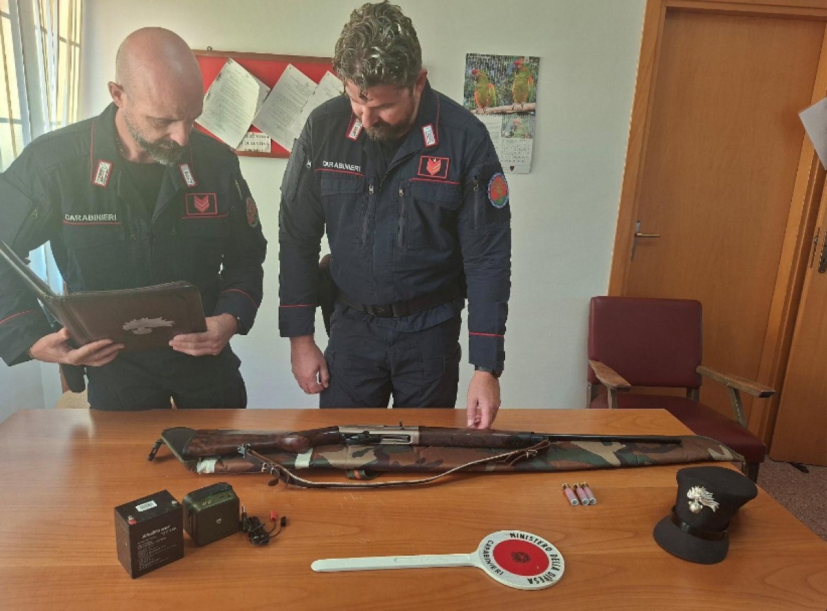 Priverno, sorpreso a caccia con richiami elettronici vietati: scatta la denuncia e il sequestro - Il materiale sequestrato a Priverno