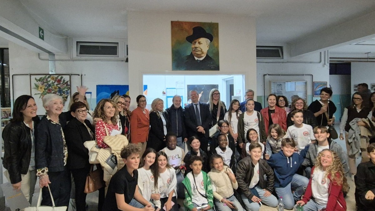 Aprilia e i suoi 90 anni. Un ritratto di Giovanni Pascoli nell'atrio dell'Istituto di via delle Palme - La scopertura del ritratto di Pascoli 
