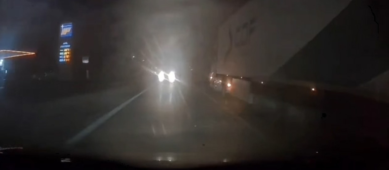 Pontina, ci risiamo: auto contromano e automobilisti in pericolo - Pontina, un frame di un video che gira sui social